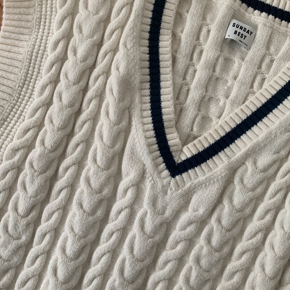 Aritzia Sunday Best Sweater Vest - Picture 2 of 3